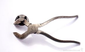 Antiguidades: ALICATE RARO PARA CORTAR TUBOS DE LA MARCA española CARPINTERO